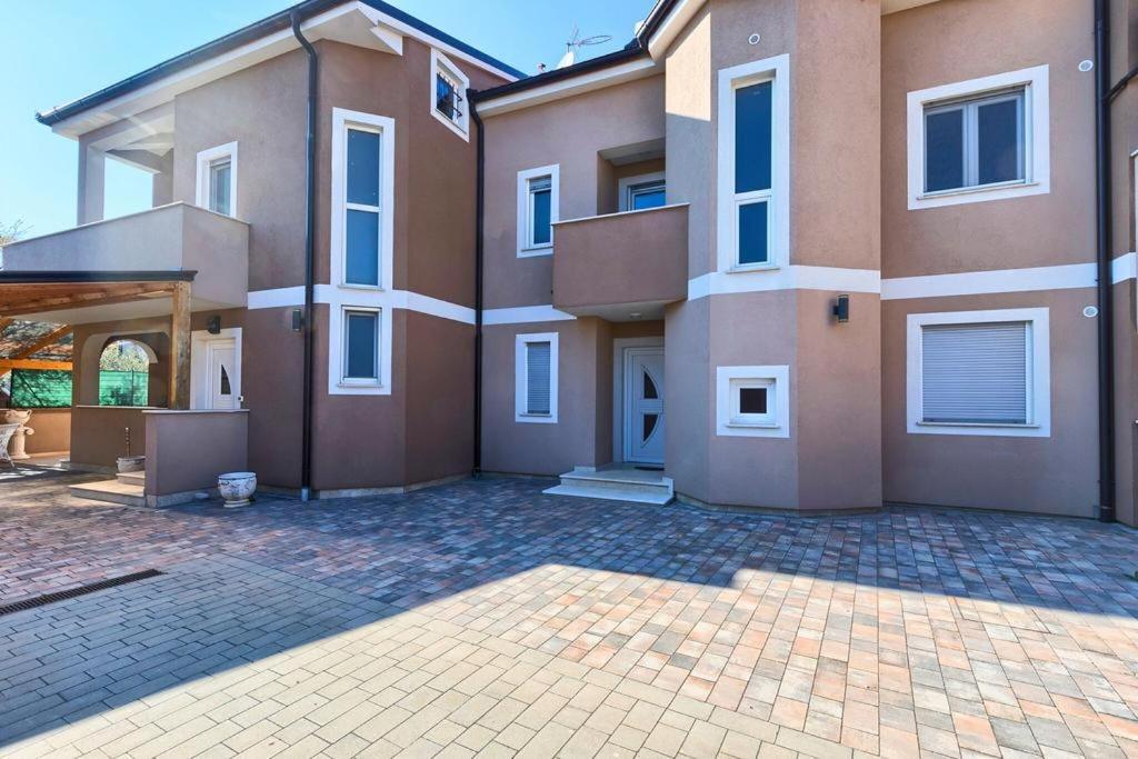 Lovely 400m From The Sea Apartment *